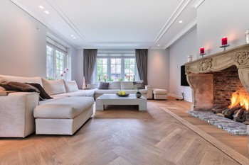 Wassenaar - Villa voorzien met sierlijsten, plafonds behandelen en 16 deuren restaureren en hoogglas aflakken 